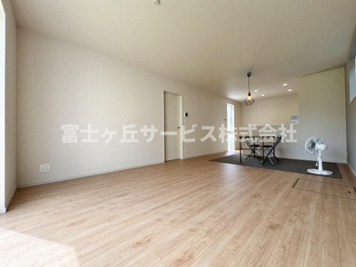【居間・リビング】 | 静岡市駿河区向敷地4丁目 4期 新築一戸建て 4号棟 | リビングダイニングです