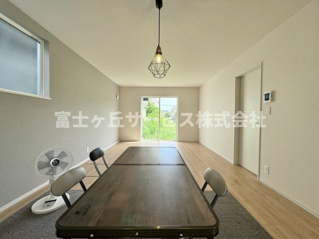【居間・リビング】 | 静岡市駿河区向敷地4丁目 4期 新築一戸建て 4号棟 | リビングです