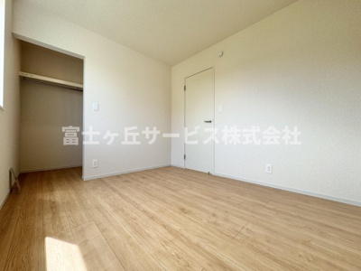 【洋室】 | 静岡市駿河区向敷地4丁目 4期 新築一戸建て 4号棟 | 収納もある洋室です