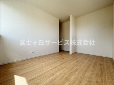 【子供部屋】 | 静岡市駿河区向敷地4丁目 4期 新築一戸建て 4号棟 | 子供部屋としても使える洋室です