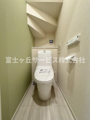 【トイレ】 | 静岡市駿河区向敷地4丁目 4期 新築一戸建て 4号棟 | 1Fトイレです
2Fにも同タイプのトイレがあります