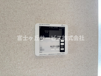 【発電・温水設備】 | 静岡市駿河区向敷地4丁目 4期 新築一戸建て 4号棟 | リビングからも操作ができて便利です