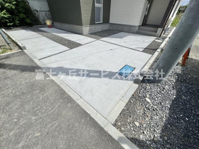 【駐車場】 | 静岡市駿河区向敷地4丁目 4期 新築一戸建て 4号棟 | 車種により2台駐車可能です