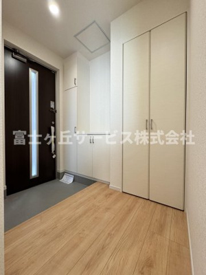 【玄関】 | 静岡市駿河区向敷地4丁目 4期 新築一戸建て 4号棟 | 収納もある玄関です
