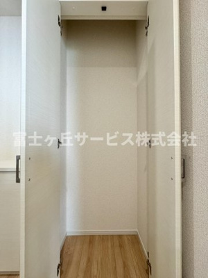 【収納】 | 静岡市駿河区向敷地4丁目 4期 新築一戸建て 4号棟 | 玄関にあるシューズクロークです