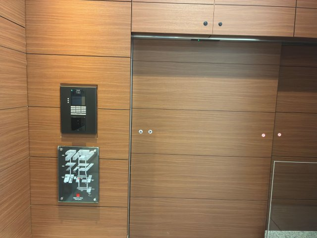 ドレッセＷＩＳＥたまプラーザＢ棟の防犯設備|オートロック（エレベーターホール前）