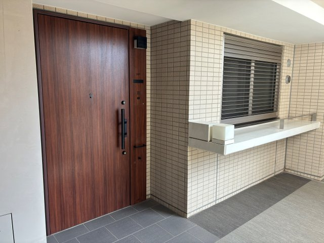 ドレッセＷＩＳＥたまプラーザＢ棟の玄関