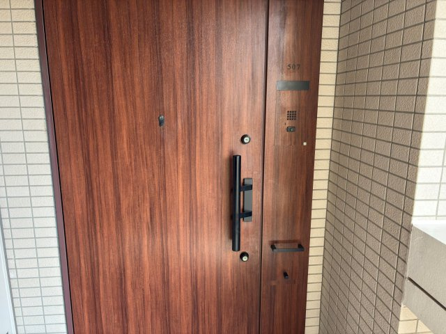 ドレッセＷＩＳＥたまプラーザＢ棟の玄関