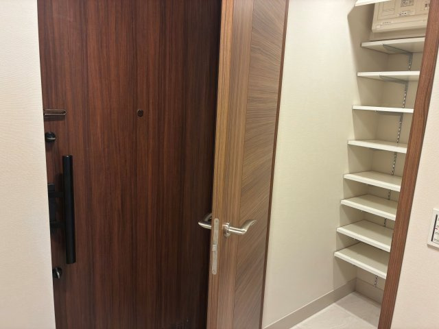 ドレッセＷＩＳＥたまプラーザＢ棟の玄関