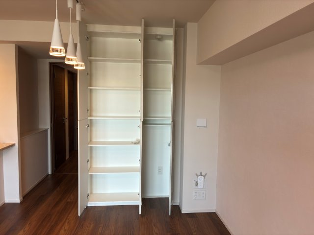 ドレッセＷＩＳＥたまプラーザＢ棟の居間・リビング|リビングダイニング／収納