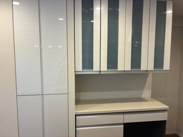 ドレッセＷＩＳＥたまプラーザＢ棟のキッチン|背面収納