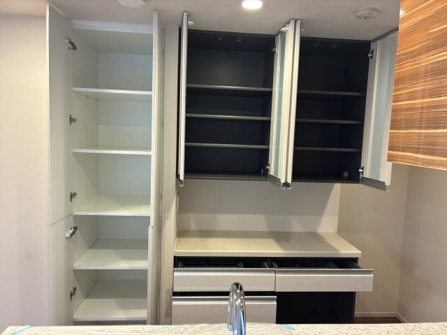 ドレッセＷＩＳＥたまプラーザＢ棟のキッチン|背面収納