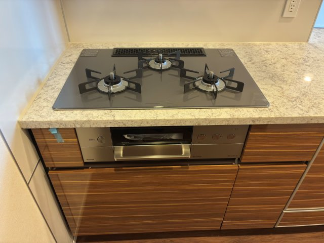 ドレッセＷＩＳＥたまプラーザＢ棟のキッチン|3口コンロ