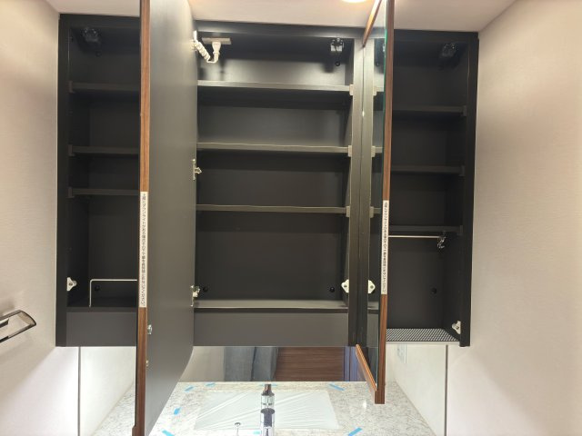 ドレッセＷＩＳＥたまプラーザＢ棟の独立洗面台|収納：上