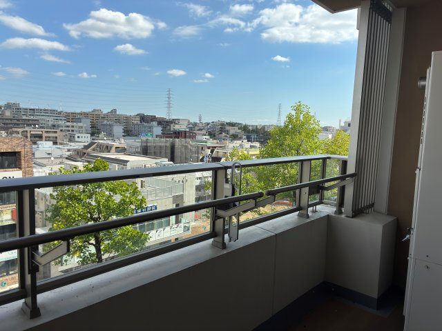 ドレッセＷＩＳＥたまプラーザＢ棟のバルコニー