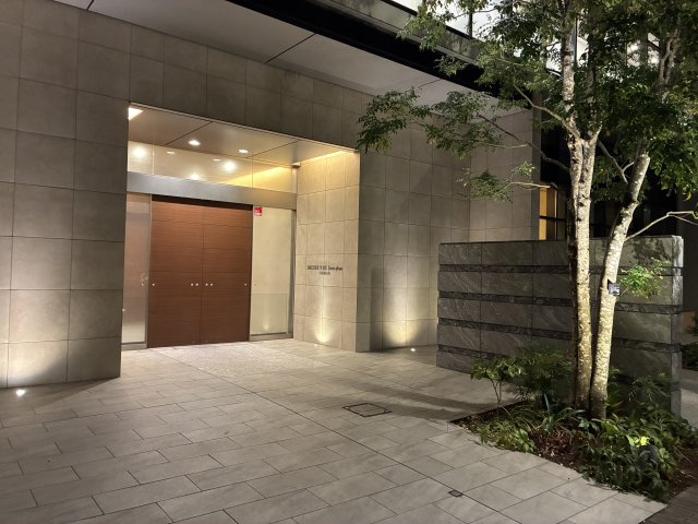 ドレッセＷＩＳＥたまプラーザＢ棟のエントランス