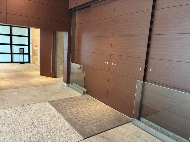 ドレッセＷＩＳＥたまプラーザＢ棟のロビー|ロビー入口