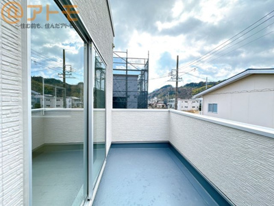 【バルコニー】 | 駿河区向敷地四丁目4期　新築戸建　6号棟 | 陽当りの良いバルコニーはお洗濯物はもちろんお布団もふかふかになります♪