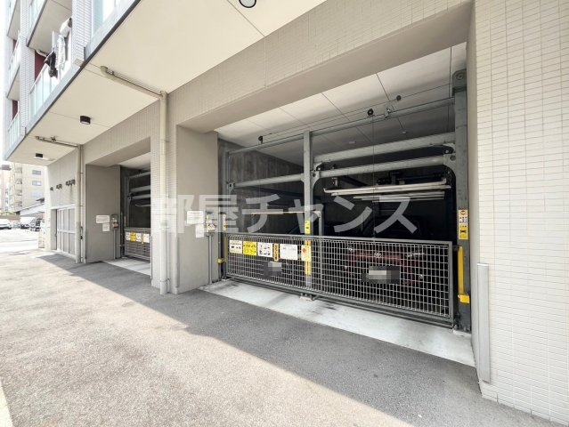 リヴシティ栄弐番館の駐車場