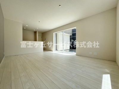 【居間・リビング】 | 静岡市駿河区向敷地4丁目 4期 新築一戸建て 6号棟 | リビングダイニングです