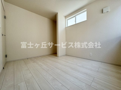 【子供部屋】 | 静岡市駿河区向敷地4丁目 4期 新築一戸建て 6号棟 | 子供部屋としても使える洋室です