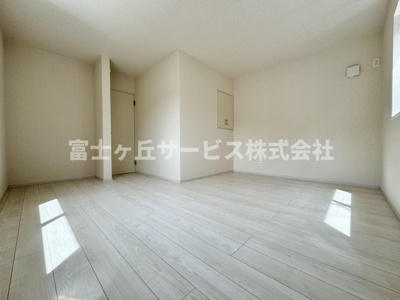 【洋室】 | 静岡市駿河区向敷地4丁目 4期 新築一戸建て 6号棟 | 9.3帖の広々とした洋室です