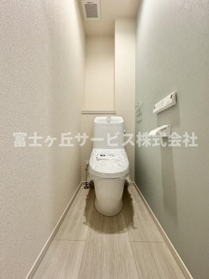 【トイレ】 | 静岡市駿河区向敷地4丁目 4期 新築一戸建て 6号棟 | 1Fトイレです
2Fにも同タイプのトイレがあります