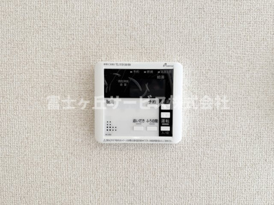 【発電・温水設備】 | 静岡市駿河区向敷地4丁目 4期 新築一戸建て 6号棟 | リビングからも操作ができて便利です