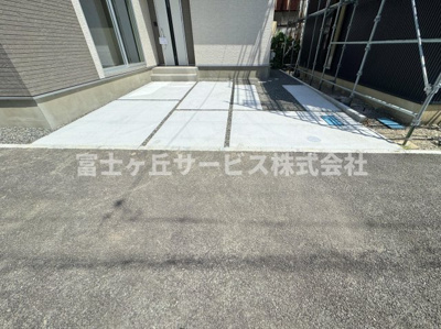 【駐車場】 | 静岡市駿河区向敷地4丁目 4期 新築一戸建て 6号棟 | 車種により2台駐車可能です