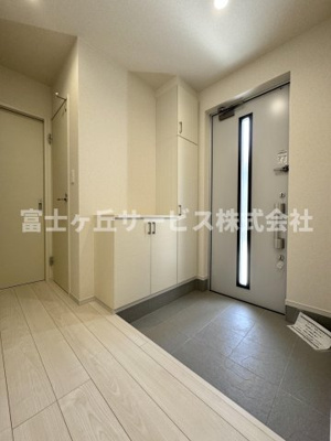 【玄関】 | 静岡市駿河区向敷地4丁目 4期 新築一戸建て 6号棟 | 収納もある玄関です