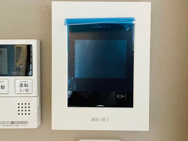 梅津上田町　建築条件付土地のその他|【施工例】【ＴＶモニタ付インターフォン】◆来客者を確認できるＴＶモニタ付インターフォン。普段の生活時はもちろん、お子様のお留守番時にも安心ですね♪
