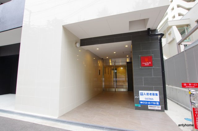 グランパシフィック塩草公園　仲介手数料無料のエントランス