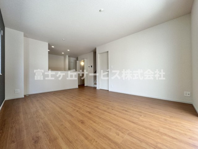 【居間・リビング】 | 静岡市駿河区向敷地4丁目 4期 新築一戸建て 7号棟 | リビングダイニングです