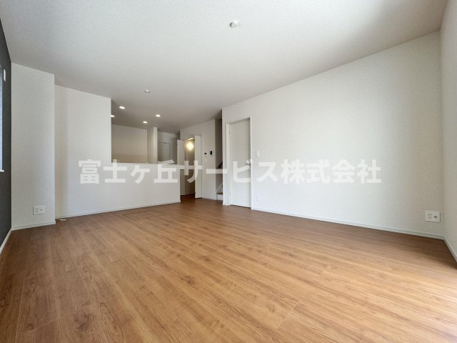 【居間・リビング】 | 静岡市駿河区向敷地4丁目 4期 新築一戸建て 7号棟 | リビングダイニングです