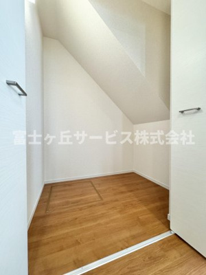 【収納】 | 静岡市駿河区向敷地4丁目 4期 新築一戸建て 7号棟 | リビングにある収納です