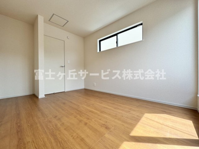 【洋室】 | 静岡市駿河区向敷地4丁目 4期 新築一戸建て 7号棟 | バルコニーに面した洋室です