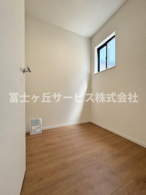 【洋室】 | 静岡市駿河区向敷地4丁目 4期 新築一戸建て 7号棟 | サービスルームです