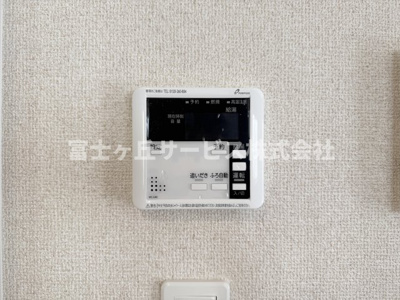 【発電・温水設備】 | 静岡市駿河区向敷地4丁目 4期 新築一戸建て 7号棟 | リビングからも操作ができて便利です