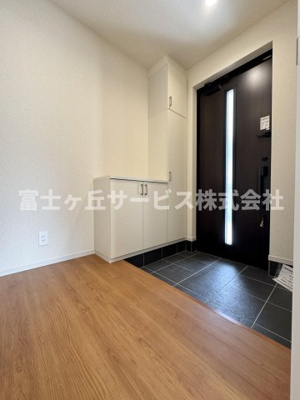 【玄関】 | 静岡市駿河区向敷地4丁目 4期 新築一戸建て 7号棟 | 収納もある玄関です