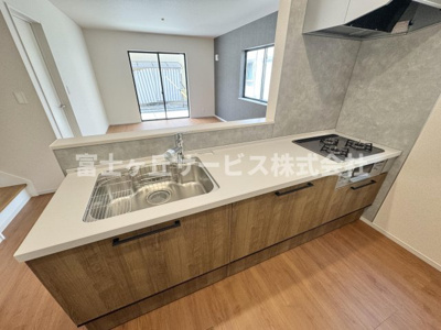 【キッチン】 | 静岡市駿河区向敷地4丁目 4期 新築一戸建て 7号棟 | 広々としていてお料理がしやすいキッチンです