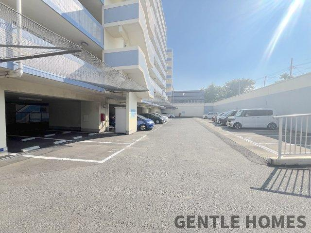 ロワールマンション青葉WESTの駐車場