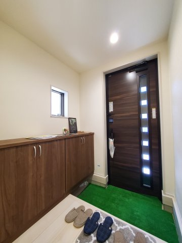 三郷市　天神1丁目　新築戸建　全1棟の玄関|施工例です