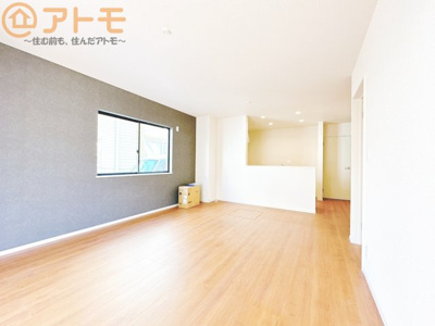 【居間・リビング】 | 駿河区向敷地四丁目4期　新築戸建　7号棟 | 家族団らんのイメージは、リビングを思い浮かべませんか？リビングこそ広々としたお部屋が良いですね♪
