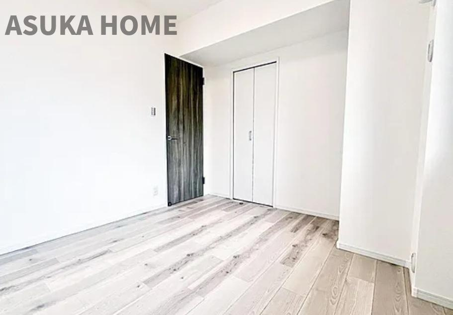 グランガーデン東戸塚の洋室|大きな窓からたっぷりの日差しが降り注ぐ明るい室内です。居室空間をより広々と使えます！