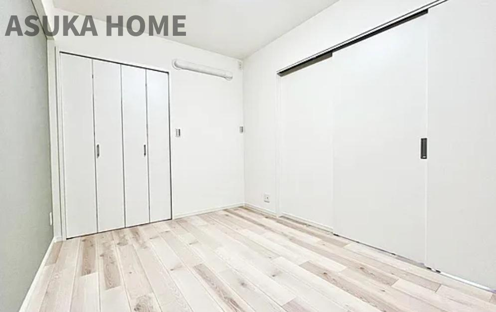 グランガーデン東戸塚の洋室|5.6帖の洋室はリビングとキッチンから目が届く場所なので、お子様の遊び部屋・お昼寝スペースとして使うのもオススメです♪扉を閉めてプロジェクターで映画鑑賞などにも◎