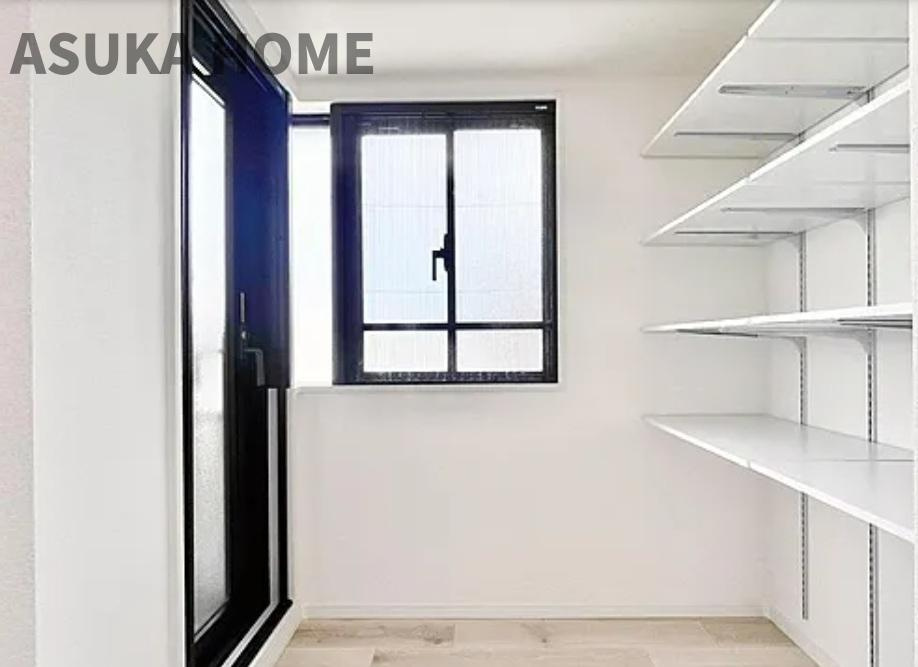 グランガーデン東戸塚の収納|キッチン奥の食品や食器などを収納できるパントリー。もちろんそれ以外にも、備蓄庫として機能性と見た目にも優れた有能な収納スペースです。