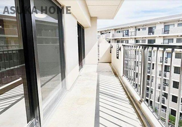 グランガーデン東戸塚のバルコニー|2面バルコニーの南向きで陽当りの良いバルコニーは、風通りも良く洗濯物の渇きも早く家事の時短にもなります♪