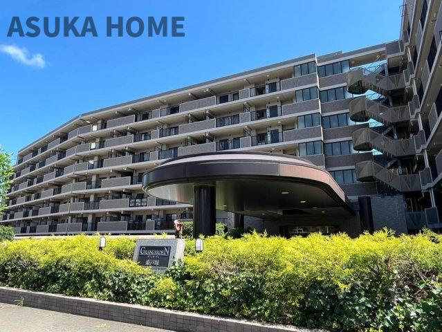 グランガーデン東戸塚の外観|爽やかな青空の下に贅沢なほどに降り注ぐ陽光、豊かな居住性と、クオリティが見事に調和した住空間は、喜びを感じさせてくれます♪