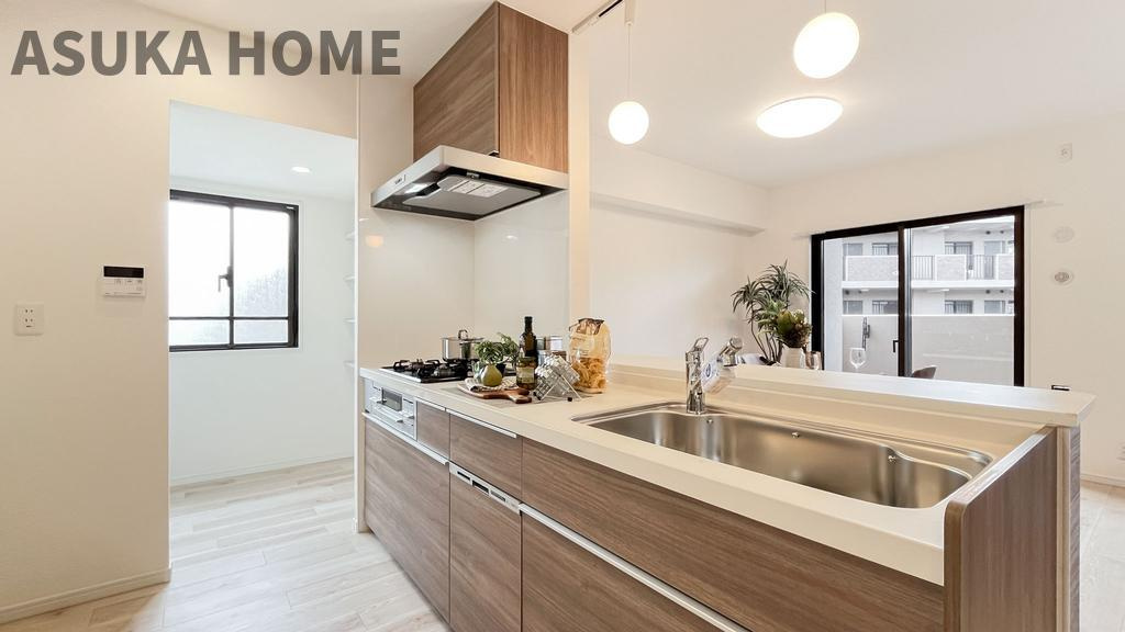 グランガーデン東戸塚のキッチン|食洗機付きだから後片付けもラクラク♪リビングが見渡せるカウンターキッチンで洋室も隣接して見渡せるのでお子様を見ながら料理ができます。