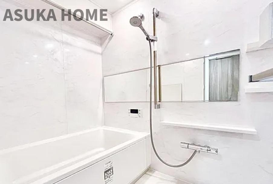 グランガーデン東戸塚の浴室|ゆったり足が伸ばせるので、毎日の疲れを癒すバスタイムを実現。ご家族みんなでも入れますね♪浴室換気乾燥暖房機付きで浴室内干しも可能！